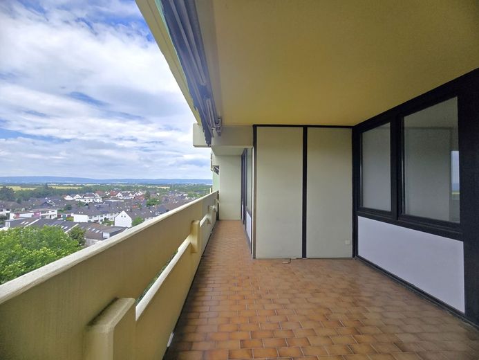Hochheim Skyline:
3-Zimmer; 96 m²; überdachte Terrasse; toller Fernblick; seniorengeeignet! – Überdachte Terrasse...