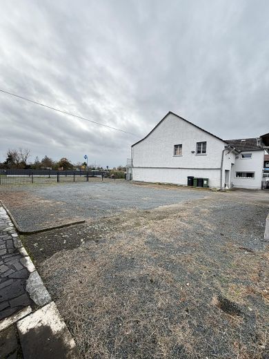 1–2 Familienhaus mit ca.300 m² Wfl.auf großzügigem 1.050-m²-Grundstück–ideal für Wohnen und Arbeiten – Freifläche 