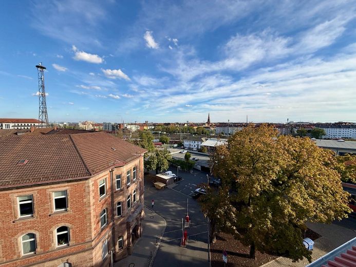 Standard nowego budownictwa! Jasne 3,5-pokojowe mieszkanie na poddaszu z balkonem, klimatyzacją i widokiem na zamek. – Ausblick