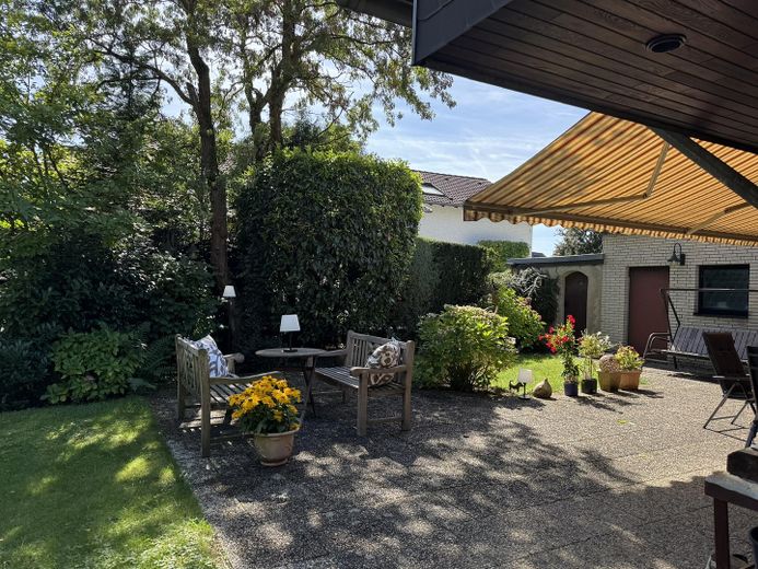 Beaucoup d’espace pour vos projets et rêves, spacieuse maison individuelle avec appartement indépendant à Cologne-Hahnwald – Terrasse