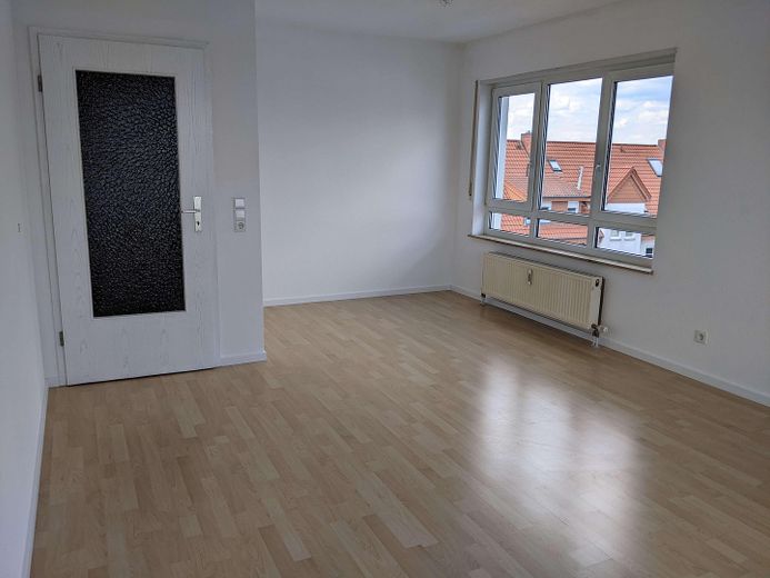 Helle Dachgeschosswohnung mit Dachterrasse und Tiefgaragenstellplatz – Wohn-/Esszimmer