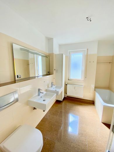 4-Zi.-Maisonette inkl. Garage in Frankfurt – Top-Rendite (5,5 %) oder Eigenbedarf möglich! – Elternbad