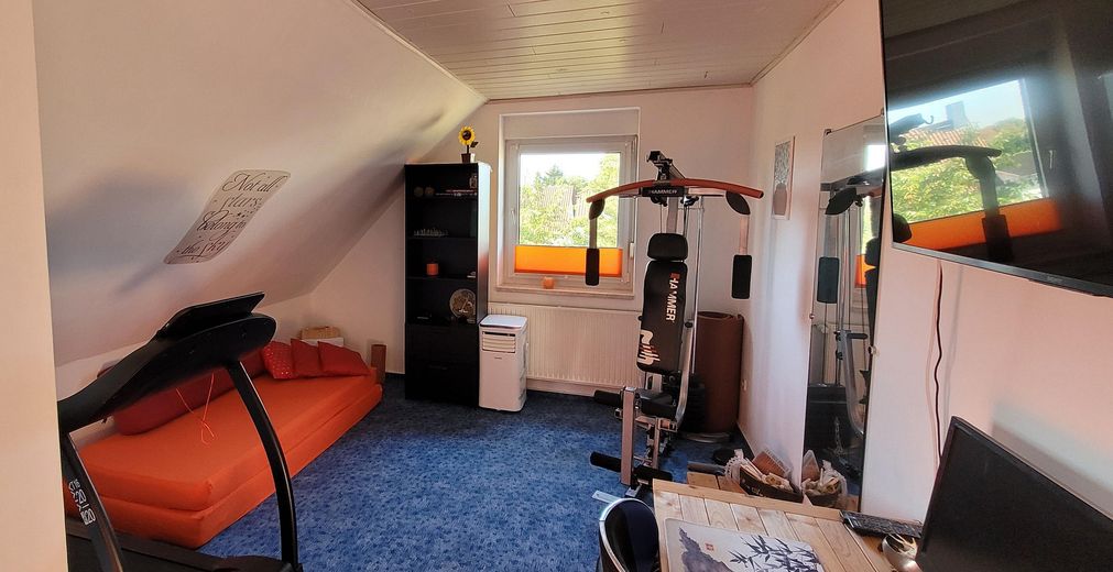 Familienfreundliches Einfamilienhaus mit Doppelgarage und großem Grundstück in Kusey – Zimmer m. Balkonzugang - DG