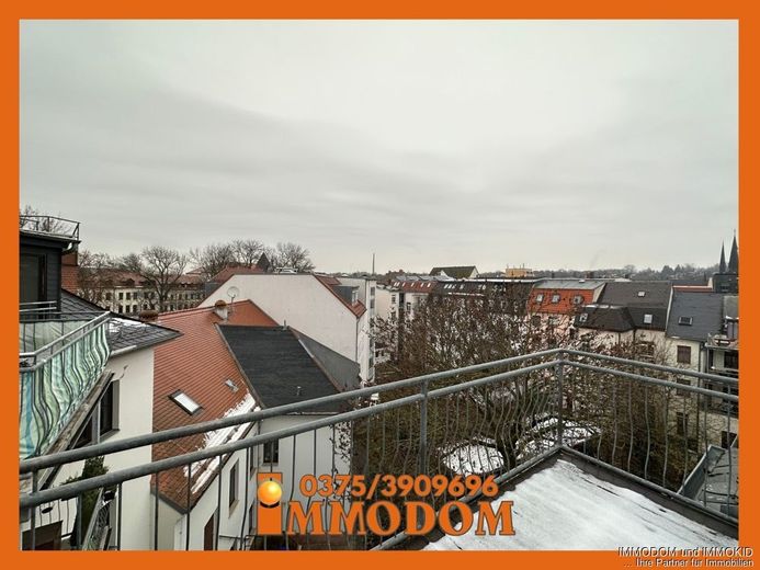 3-Zimmer-Dachgeschoss-Wohnung mit großem BALKON und Holzbalkendecke zu vermieten! – Balkonblick auf Zwickaus Dächer