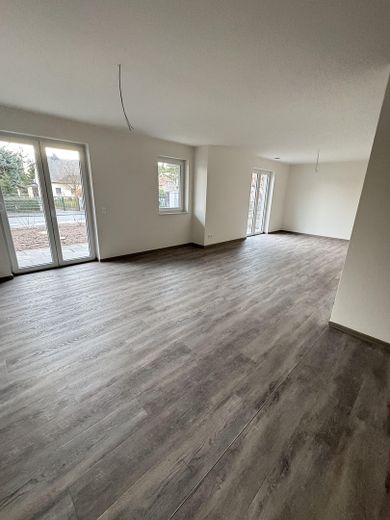 Wohnzimmer mit offener Küche