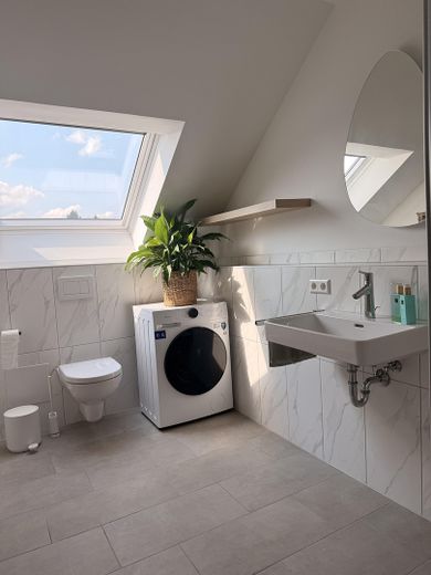 Exklusive neuwertige Traumwohnung: Klimatisiert, voll möbeliert - – Gästebad mit Waschmaschine