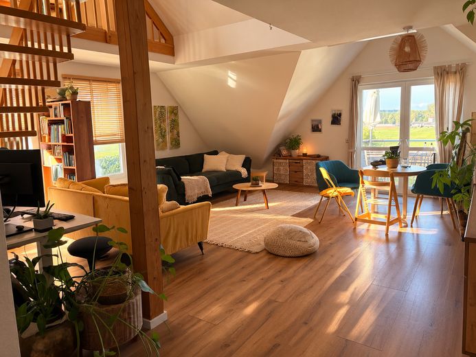 Yeşillik manzaralı, aydınlık ve ferah çatı katı dairesi – Wohnzimmer