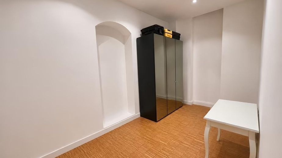 Urbaner Rückzugsort in Haidhausen, Hochwertiges Design-Loft mit separatem Cityoffice – Gästezimmer mit Lichteinfall