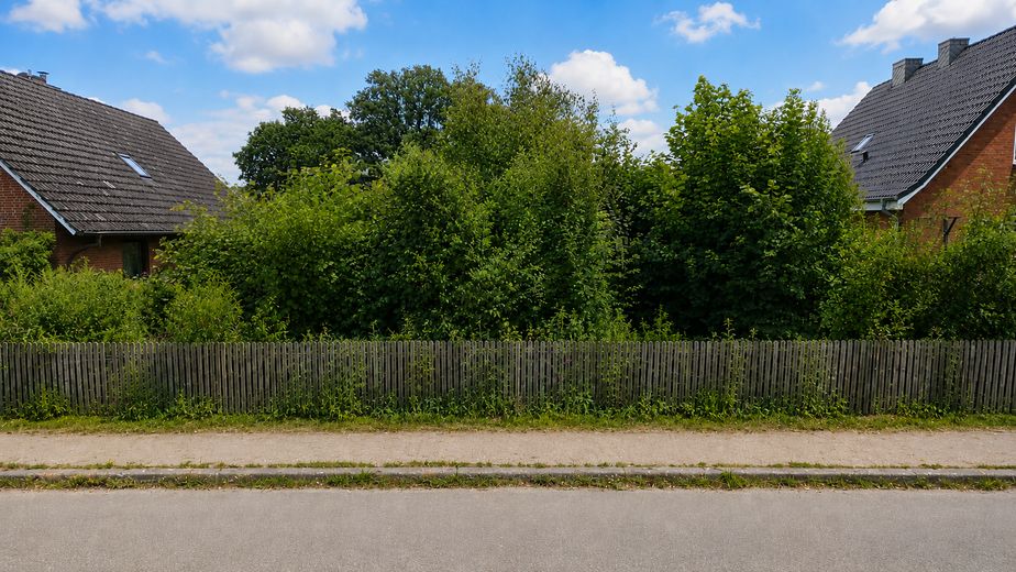 880 m² Baugrundstück ohne Baubindung mit genehmigter Planung für zwei Einfamilienhäuser – Straßenfront