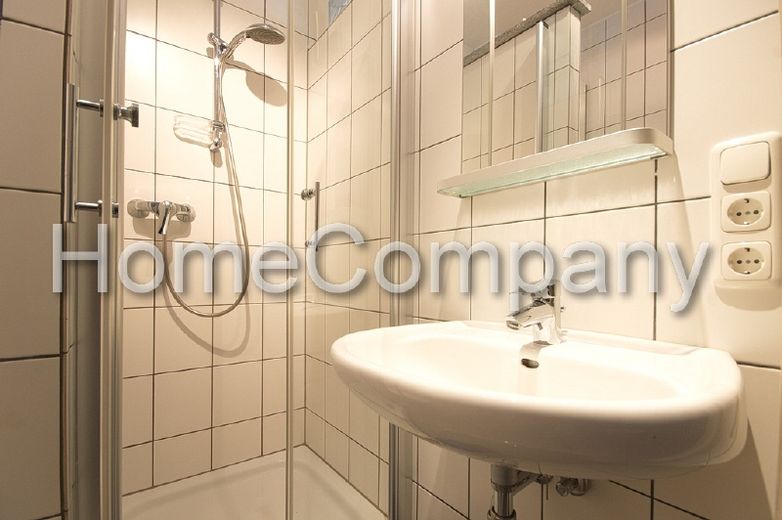 Sehr moderne Wohnung mit Parkett und Balkon in guter Lage, Straßenbahnhaltestelle in der Nähe – d25d66b8cad1c743e6369d7c0bb2317bb7c3bd41.jpg