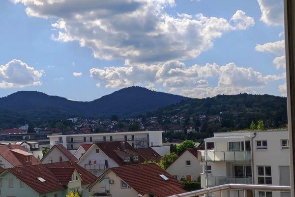 Appartement spacieux de 4 pièces avec balcon et vue panoramique sur la Forêt-Noire