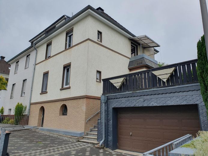 Attractive semi-detached house with two residential units and a large garden – Hausansicht
