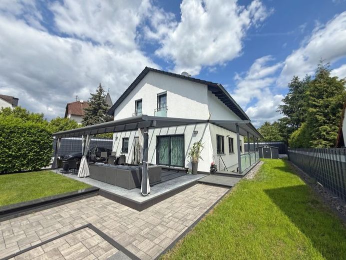 Modernes Effizienz-EFH mit PV, Doppelgarage & Garten in Karlstein – Photo 1