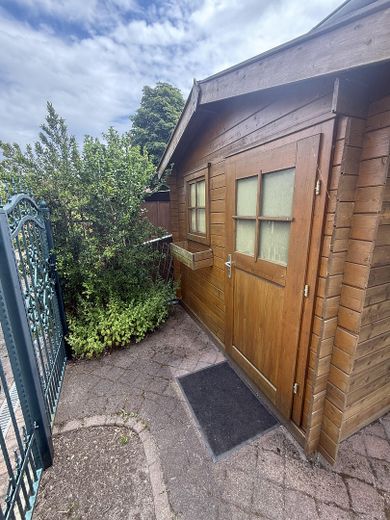 hochwertig saniertes Reihenhaus mit EBK, Wintergarten, provisionsfrei – Holzhütte