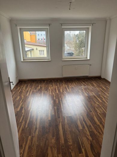 3- Zimmer-Hochparterre- Wohnung mit Einbauküche, Gemeinschaftsgarten und PKW Stellplatz – Zimmer 1