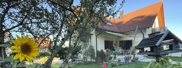 Wohnen am Rande des Naturschutzgebiets - ein Traum für Kinder und die ganze Familie – Wohnhaus vom Garten aus