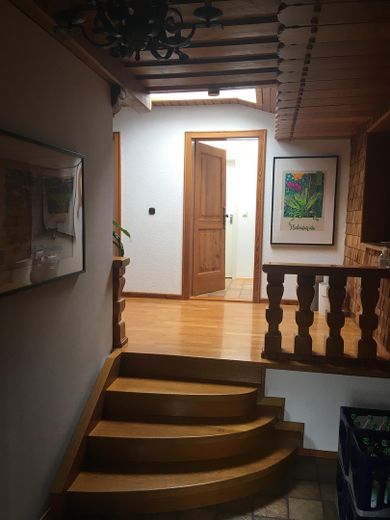 Espace de bureaux et de conseil charmant au cachet particulier – Treppe zum oberen Flur