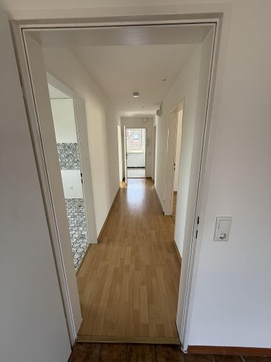 Helle 3-Zimmer-Wohnung mit schönem Ausblick in Hanau-Steinheim – Flur Richtung Ausgang