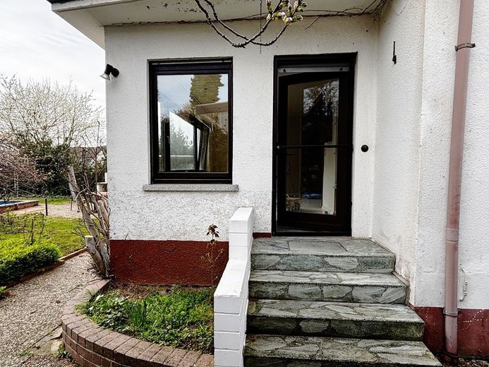 Freistehendes Zweifamilienhaus mit Pool und gewachsenem Garten – Gartenzugang