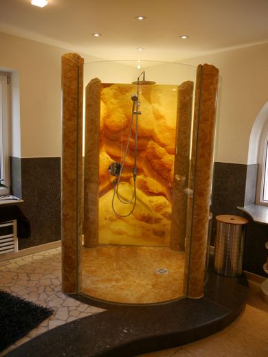 Dusche mit Edelstein