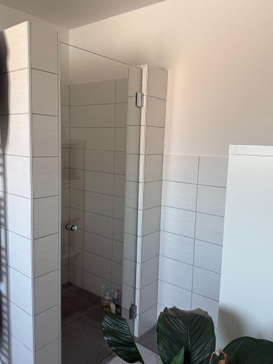 Modernes Reiheneckhaus in ruhiger Lage - gehobene Ausstattung – Dusche im Bad OG