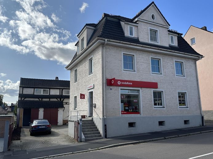 Kapitalanlage: Vodafone Shop in Amberg mit 7,7% Rendite in Top Lage langfristig vermietet – Fassade Eingang Vodafone Shop 