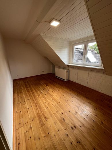 Charmante Dachgeschosswohnung mit neuer Einbauküche – ruhige Lage in Heiligenhaus – Wohnzimmer