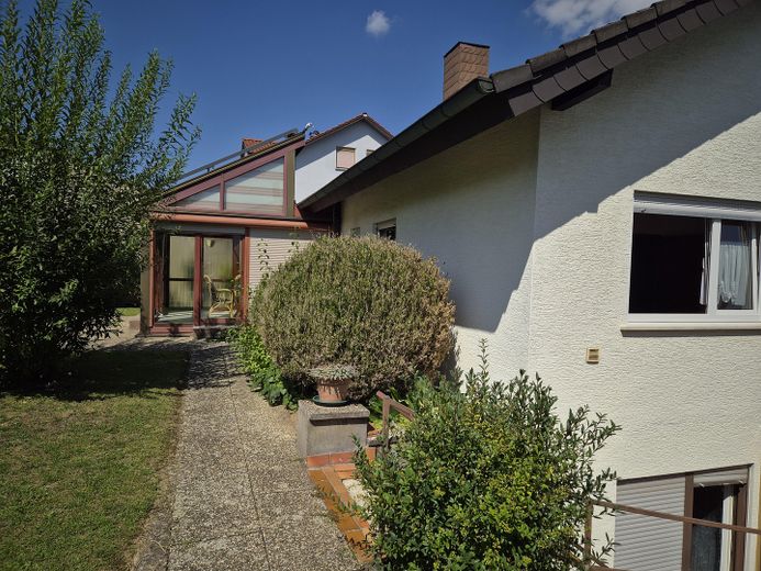 Einfamilienhaus mit Einliegerwohnung, Wintergarten, Garage und Gartenparadies auf 708 m2 – Außenansicht 3
