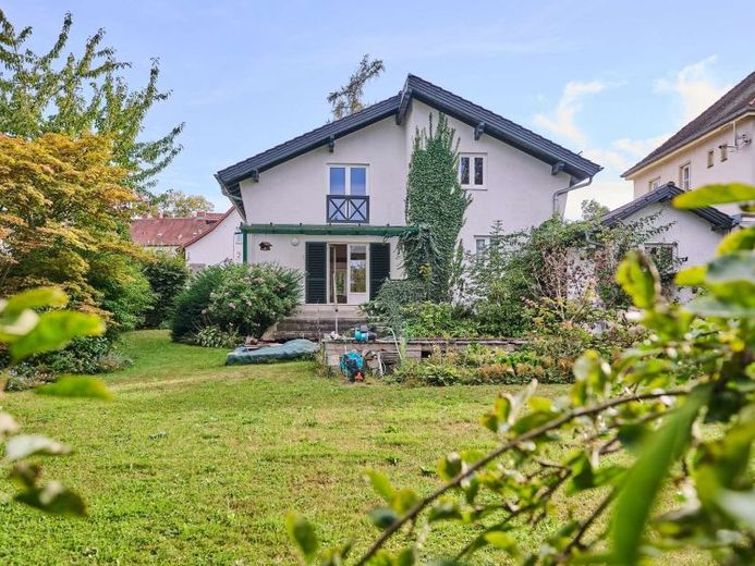 Ein Reich für Ihre Familie: Charmantes Haus mit 1.010 m² Garten mitten in Straubing – Foto 1