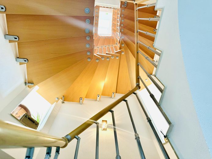 Wunderschönes Haus mit Pool und Sauna (teilmöbeliert) – Treppe