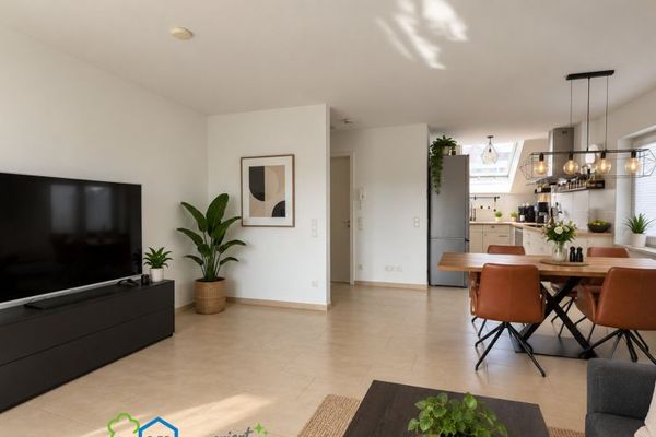 Aid.-Deufringen : lumineux appartement mansardé de 3 pièces avec balcon & entrée privative