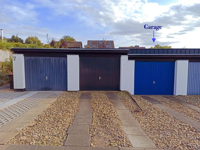 Garage mit Stellplatz davor