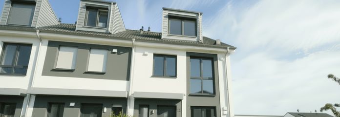WRS Immobilien - Niederdorfelden - neuwertiges Reihenendhaus mit guter Ausstattung + Garage – Außenansicht