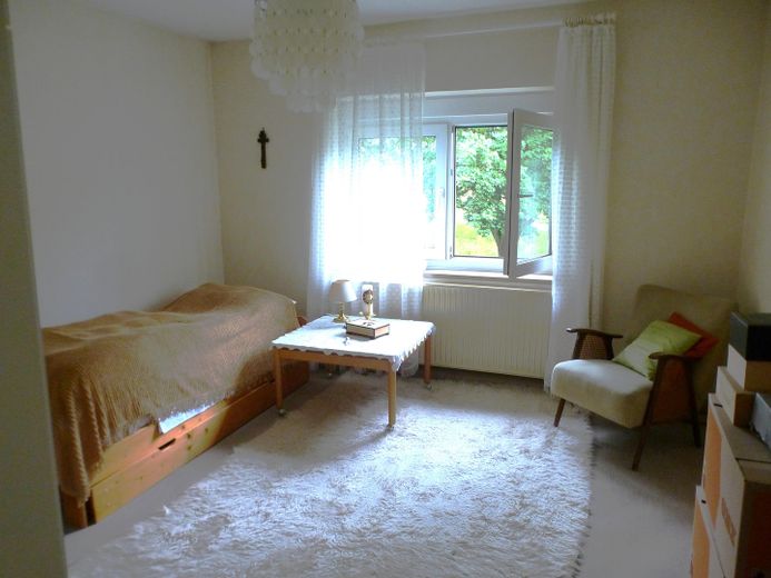 Gepflegtes Einfamilienhaus mit großem Garten – Raum im Obergeschoß