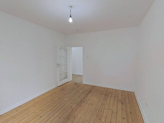 Modern gün ışığı alan banyosu ve büyük mutfağı bulunan konforlu 2 odalı daire – Ansicht II: Wohnzimmer