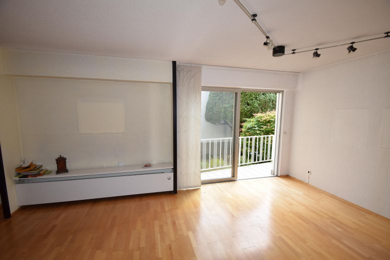 Provisionsfrei! Zweifamilienhaus, großer Sonnengarten – Wohnzimmer EG