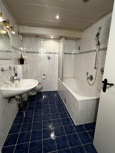 Wackersdorf / Meldau – Großzügiges Ein-/Zweifamilienhaus mit Einliegerwohnung und PV-Anlage – Bad Einliegerwohnung