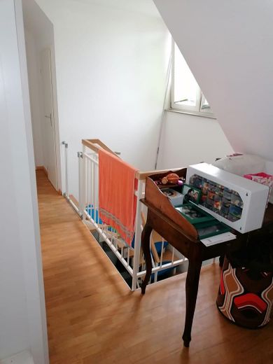 3-Zi-Maisonette, 106 m² 🏔️ Schwarzwaldblick, neue Küche, frisch renoviert, 2 TG – Flur oben 1
