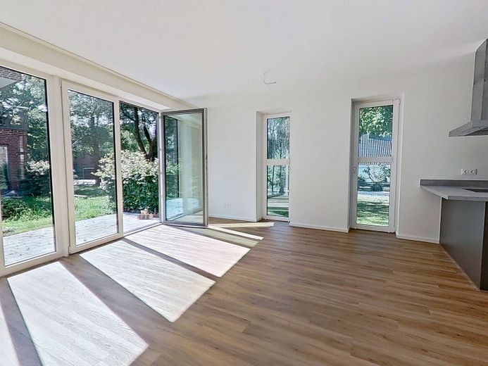 Maisonette-Traum im Hamburger Westen: Wohnen über zwei Etagen mit eigenem Gartenreich – Ansicht I: Wohn- und Esszimmer