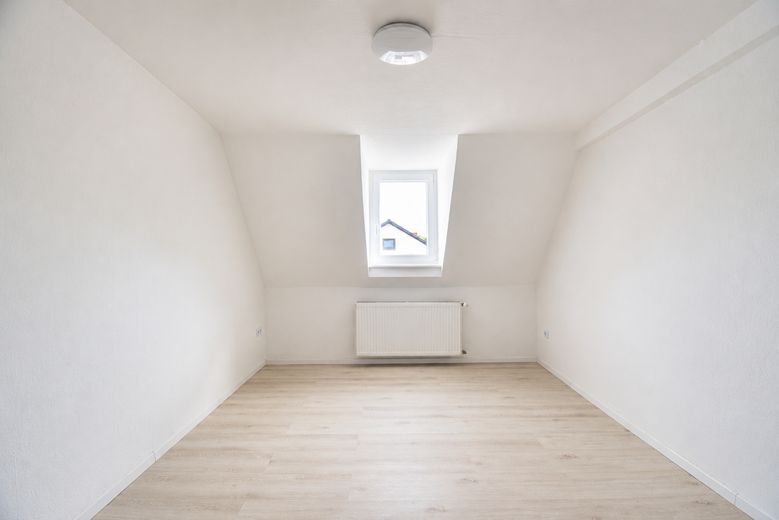 Apartamento dúplex renovado de 2 habitaciones con cocina, baño y plaza de aparcamiento en Lingenfeld – Schlafzimmer