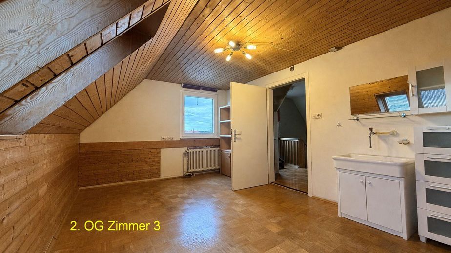 Przestronny dom rodzinny z ogrodem, 8 pokojami i trzema poziomami mieszkalnymi w spokojnej lokalizacji – sprzedaż prywatna – Zdjęcie 24