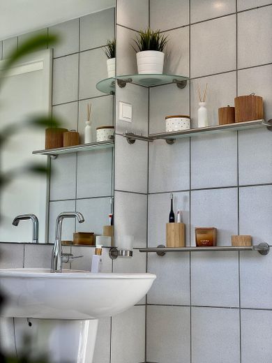 Maisonette de estilo antiguo inundada de luz, con chimenea, aire acondicionado y un ambiente residencial tranquilo – Badezimmer OG - Spiegel