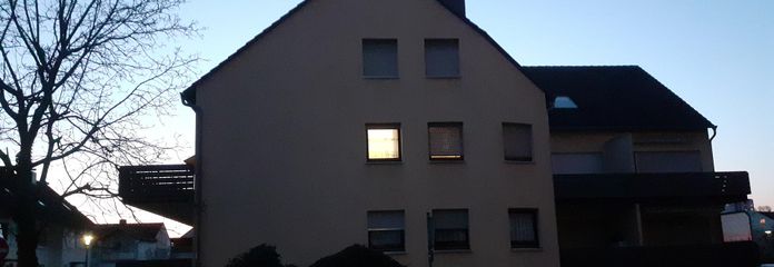 Wohnung ist ganz oben, im DG