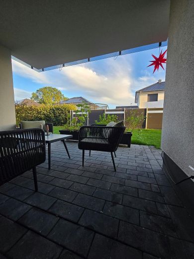 Stillvolle 4-Zimmer EG Neubauwohnung KFW 40 (Wärmep.+PV) mit Terrasse, Garten, Parkplatz –  Terasse/eigener Gartenzugang