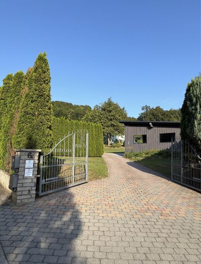 Bungalow m. Einliegerwohnung – Tor Einfahrt elektrisch/Caport