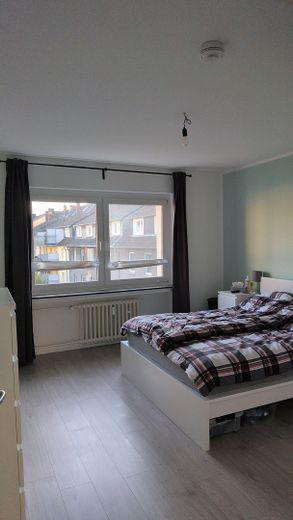 3,5 Raum-Whg. City, 2 Balkone, modernisiert, Bad: Wanne + Dusche + Fenster – Schlafzimmer