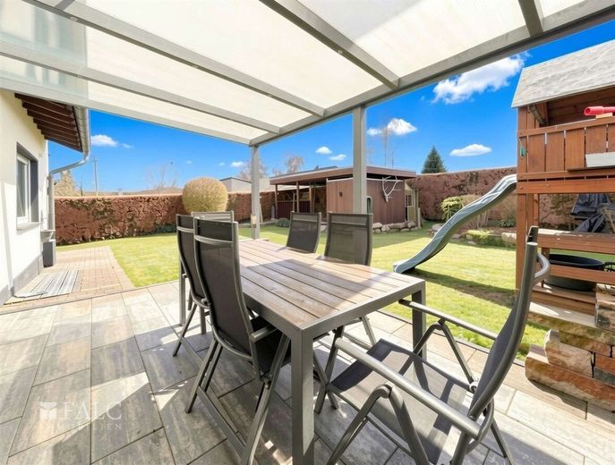 Zwei Ebenen, viele Möglichkeiten - Ihr neues Familienreich samt Gartenparadies! – Terrasse