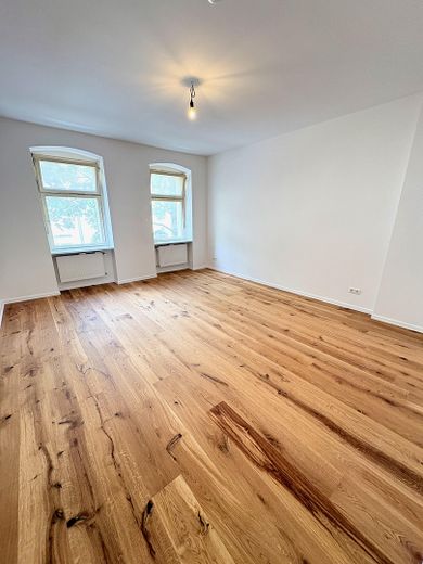 Sofort bezugsfertig und vollständig modernisierte 2 Zimmer Wohnung – Wohnzimmer