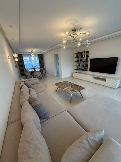 Wohnzimmer mit viel Tageslicht