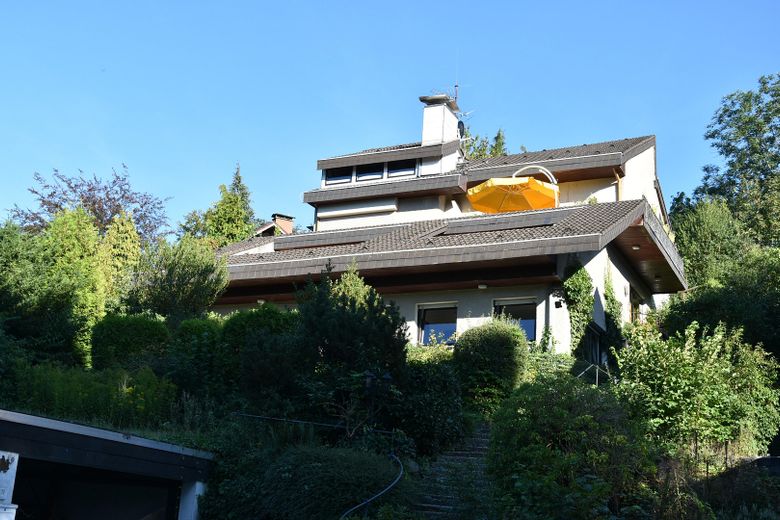 Exclusives Einfamilienhaus mit Einliegerwohnung in ruhiger Lage mit traumhafter Aussicht – Frontansicht